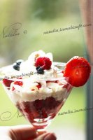 Десерт из свежих ягод и сливок
