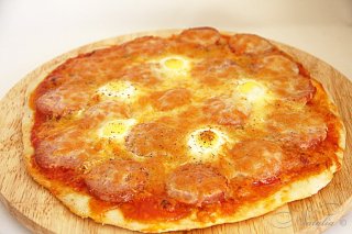Pizza con uovo