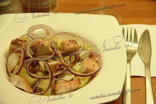 Салат "Картофельный с осьминогом"