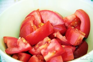 Салат из помидоров с фисташками