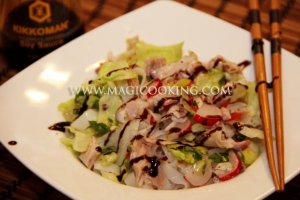 Вьетнамский салат с курицей и рисовой лапшой