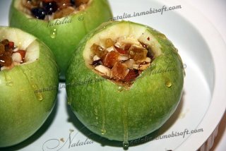 Печеные яблоки с орехами