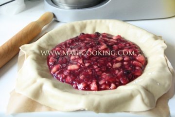 Галета с яблоками и ягодами