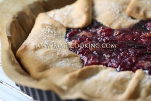 Галета с яблоками и ягодами