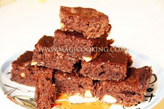 Брауни с орехами и изюмом
