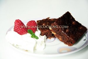 Брауни с орехами и изюмом