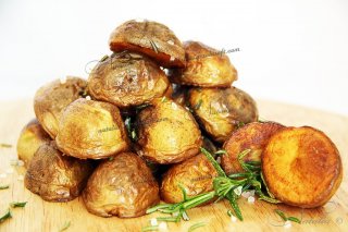 молодой картофель с розмарином
