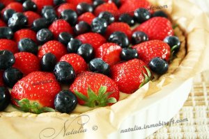 Кростата с ягодами и кремом