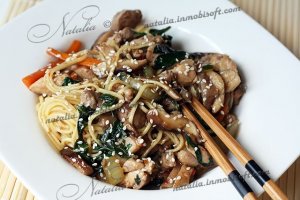 Лапша с курицей и грибами шитаке