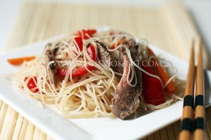 Салат с рисовой лапшой и бифштексом