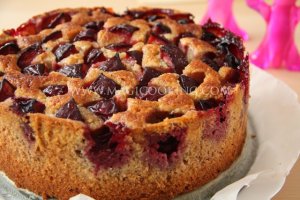 Ореховый пирог со сливами