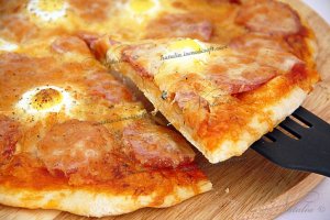 Pizza con uovo