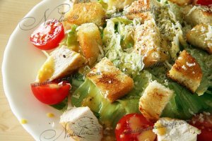 салат Цезарь