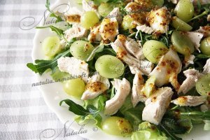 Салат из курицы с рукколой