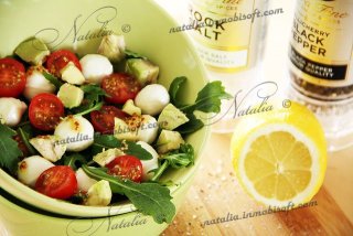 салат с моцареллой и авокадо