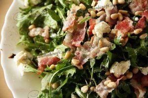 салат руккола и бекон