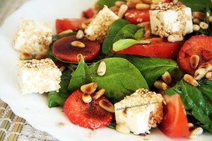 Салат со шпинатом и клубникой