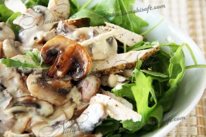 Теплый салат с грибами и горгонзолой