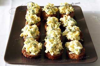 салат с яйцом на гренках