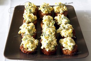 салат с яйцом на гренках