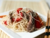 Салат с рисовой лапшой и бифштексом