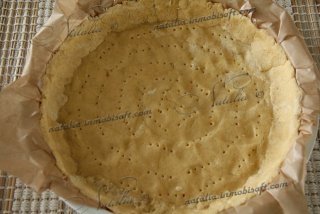 Кростата с ягодами и кремом