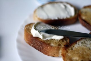 Кростини с селедкой