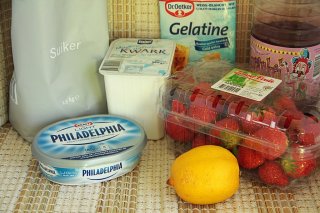 творожно-клубничный десерт