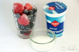 Итальянское клубнично-черничное мороженное