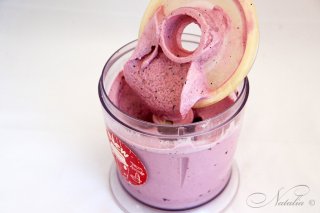 Итальянское клубнично-черничное мороженное