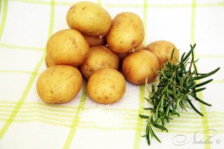 молодой картофель с розмарином