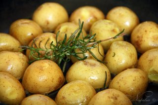 молодой картофель с розмарином