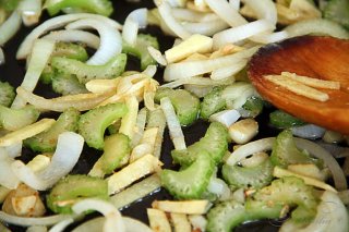 Курица с арахисом