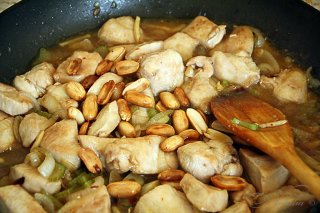 Курица с арахисом