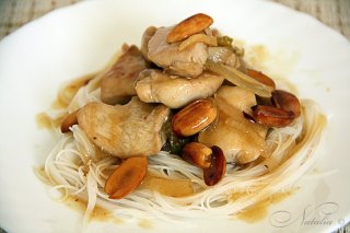Курица с арахисом