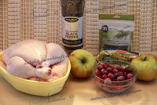 Курица с яблоками и клюквой