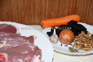 Баранина с черносливом и орехами