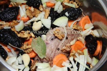 Баранина с черносливом и орехами