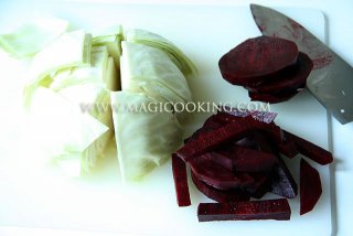 Капуста маринованная со свеклой