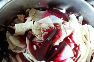 Капуста маринованная со свеклой