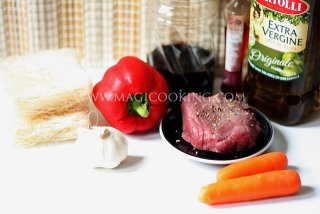 Салат с рисовой лапшой и бифштексом