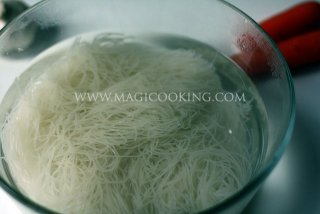 Салат с рисовой лапшой и бифштексом