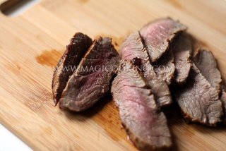 Салат с рисовой лапшой и бифштексом