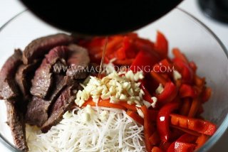 Салат с рисовой лапшой и бифштексом