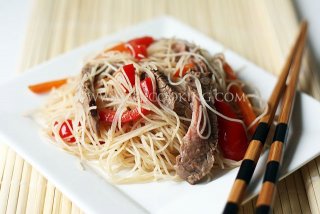 Салат с рисовой лапшой и бифштексом