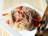 Салат с рисовой лапшой и бифштексом