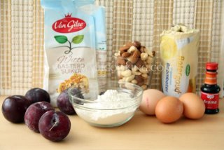 Ореховый пирог со сливами