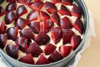 Ореховый пирог со сливами