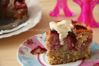 Ореховый пирог со сливами