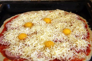 Pizza con uovo